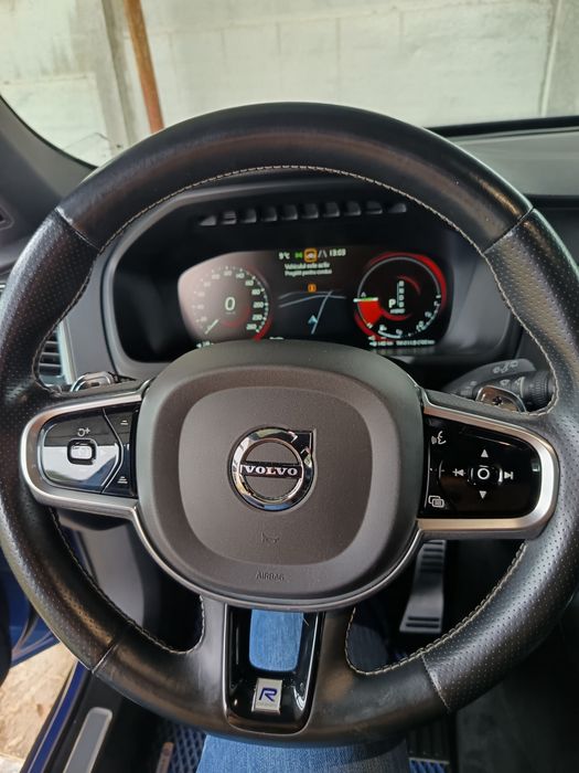 Volvo XC90 plugging hybrid