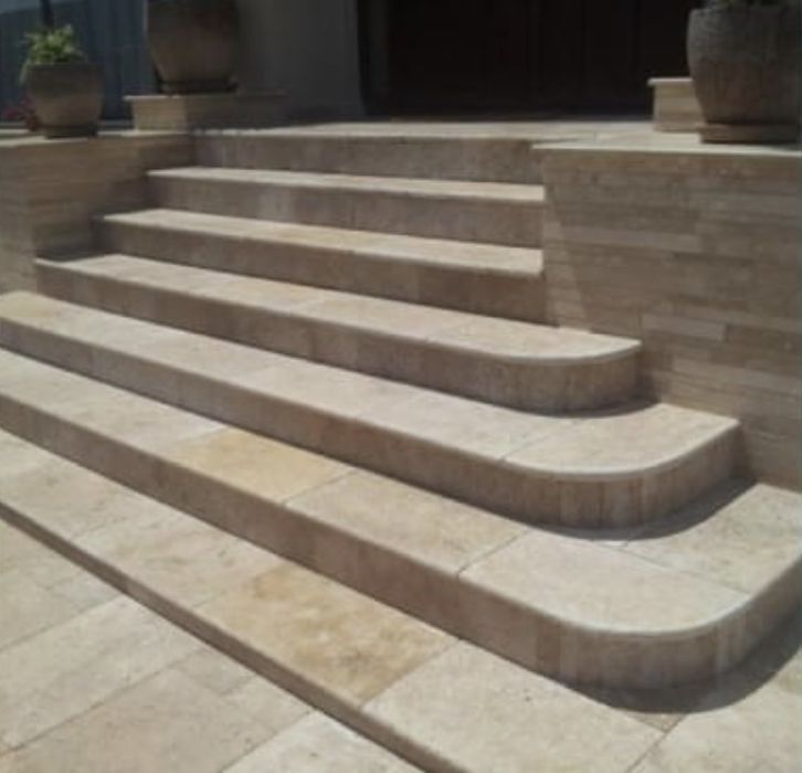 Bordura piscina/trepte travertin grosime 3 cm,prelucrate
