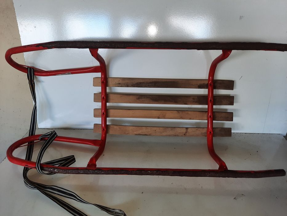 Детска метална шейна с дървена седалка