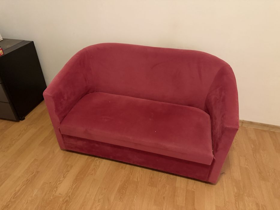 Canapea roz compactă – ideală pentru spații mici