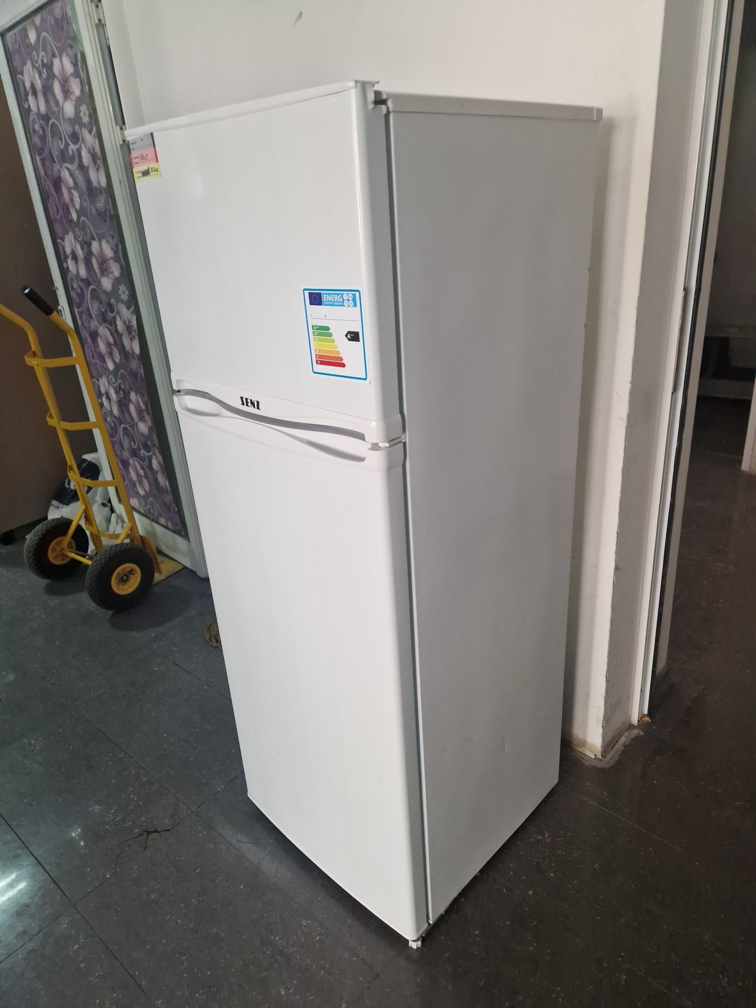 Хладилник с горна Камера Senz А++