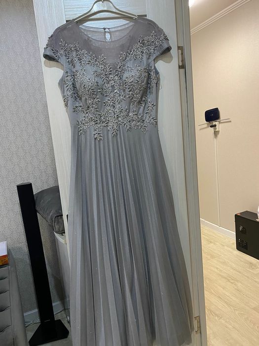 Вечерние платья  срочноразмер 48,50