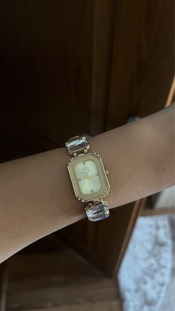 Продавам часовник Swarovski