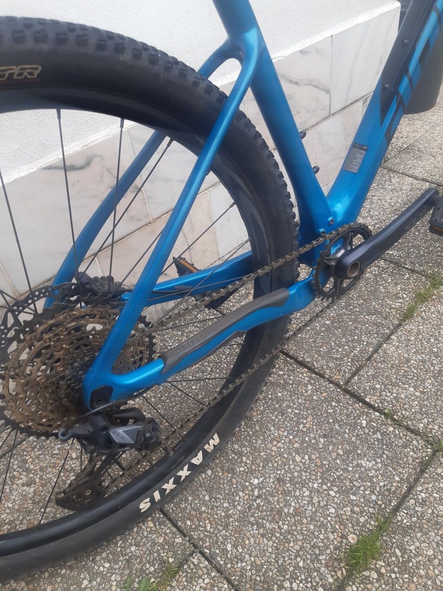 Vând Bicicletă MTB marca Giant din Carbon