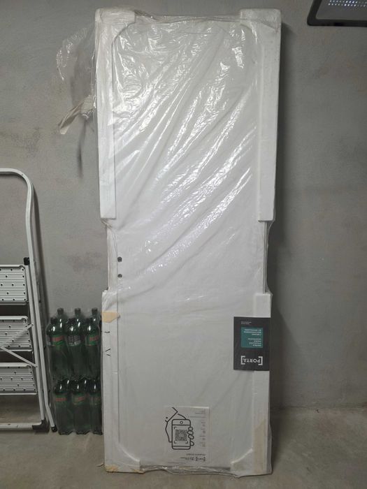 Продавам тапетна врата PORTA HIDE, 70 см., дясна с отваряне навътре