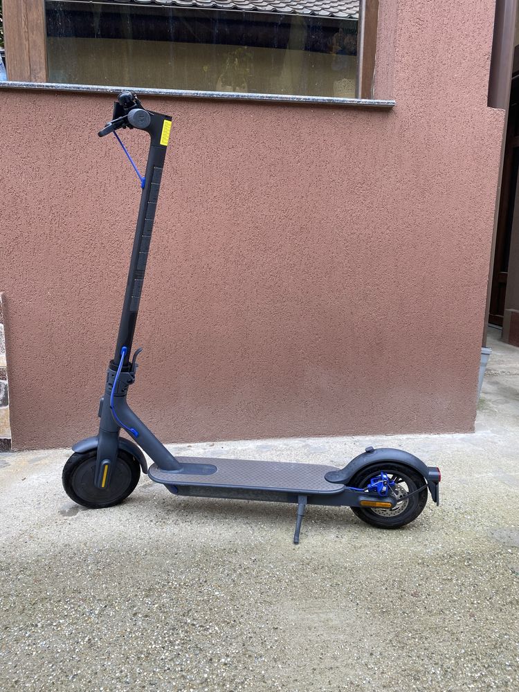 Trotineta electrica Xiaomi Mi Electric Scooter 3, putere motor 300 w