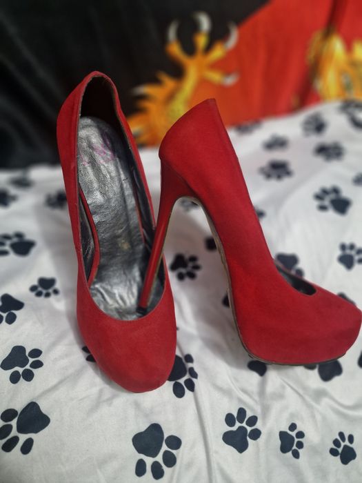 Pantofi roșii cu toc