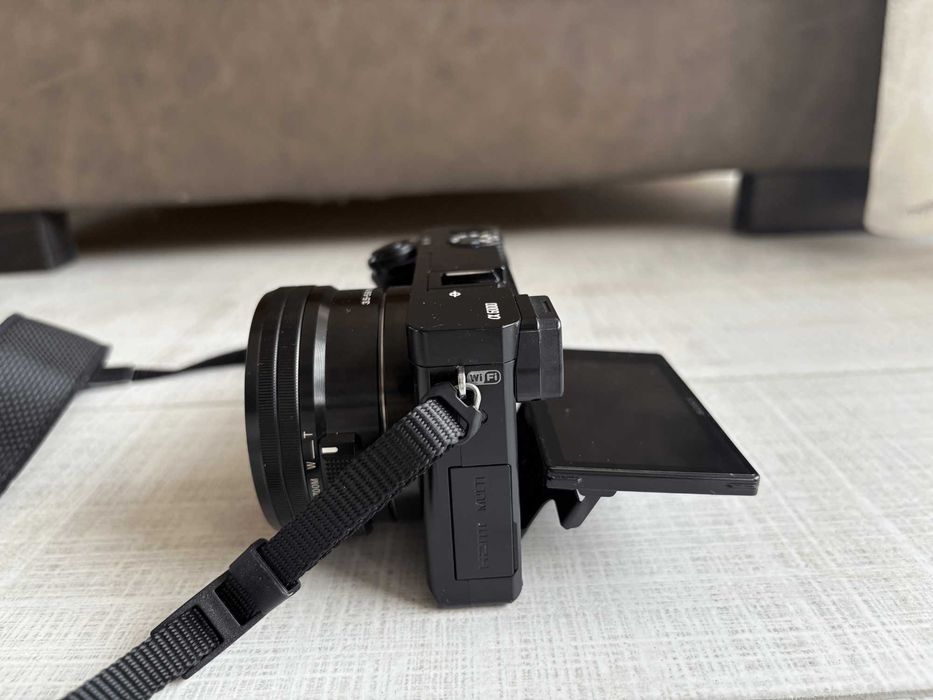 Sony A6000 Mirrorless 24MP + обектив 16-50 mm + аксесоари