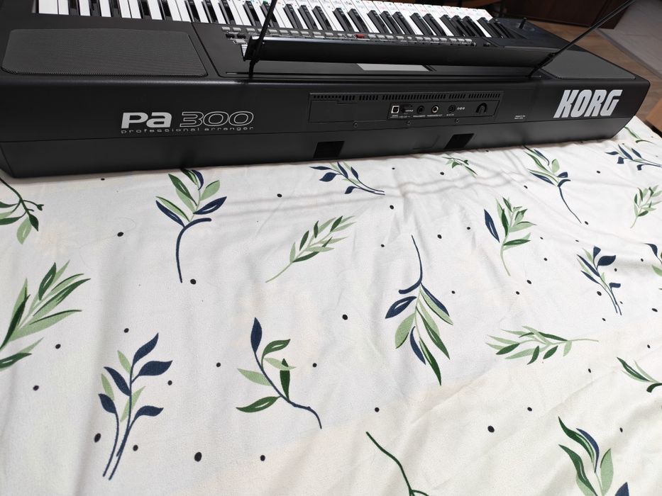 Vând Korg Pa300, stare impecabiă!!