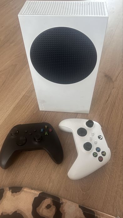 Xbox series s + 2 joystick originale + Farming Simulator 2022
