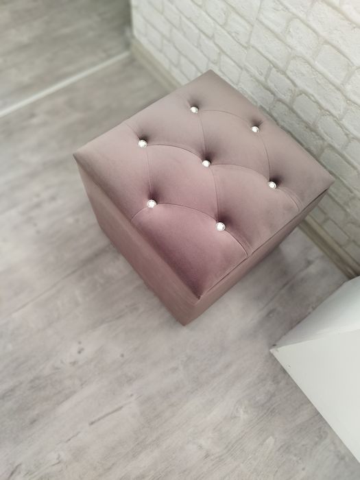 Vând taburet ( taburel)din catifea gri inchis cu spatiu pentru depozit