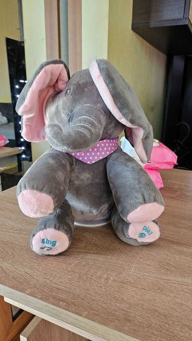 Пеещо слонче с мърдащи уши