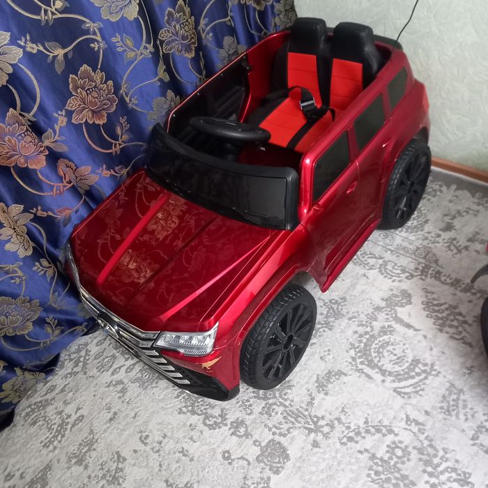 Детская машина с пультом.