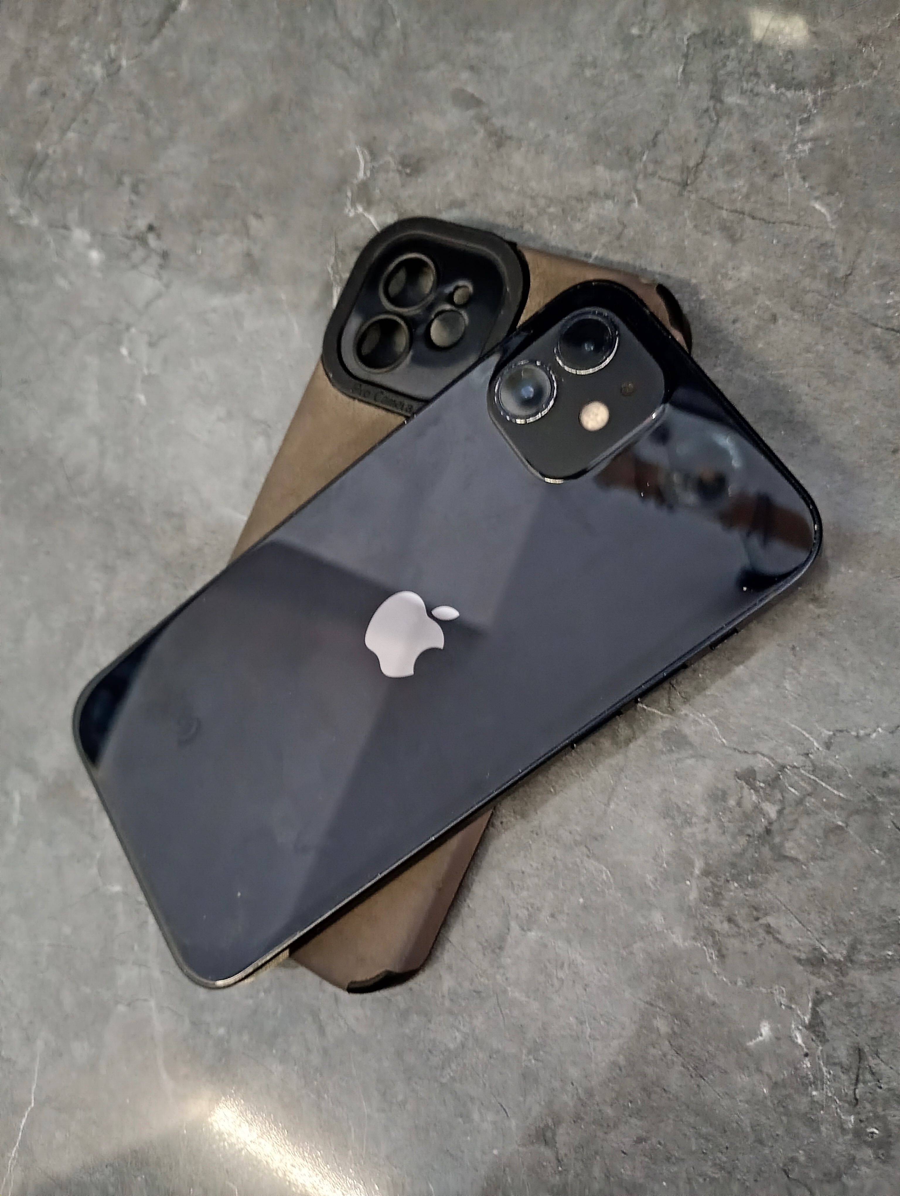 iPhone 12 Black 64GB – Отлично състояние, батерия 100%