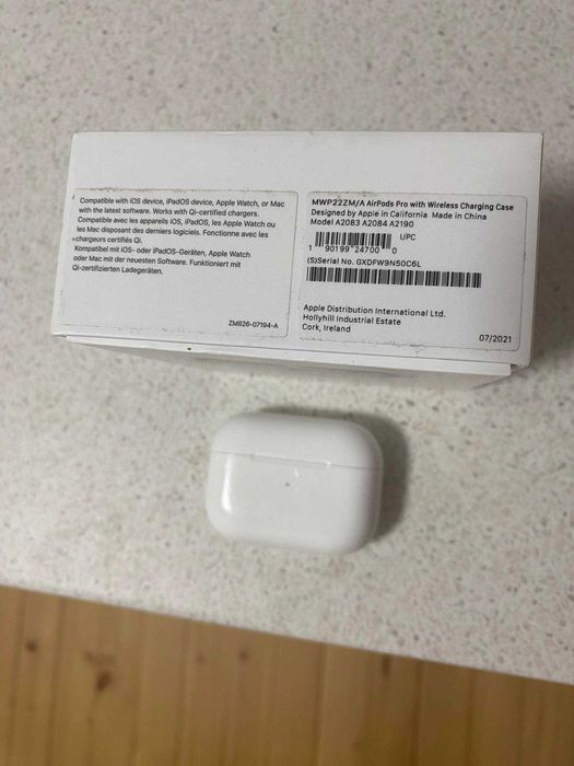 air pods pro първа  генерация (само дясна слушалка)