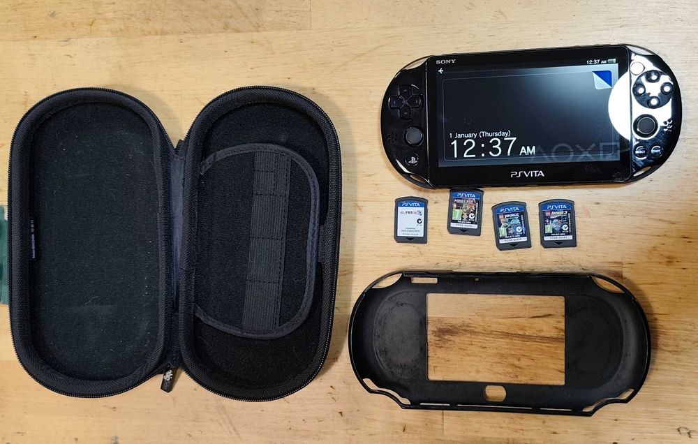 PS Vita Slim 2003 + 4 cartușe și tuburi
