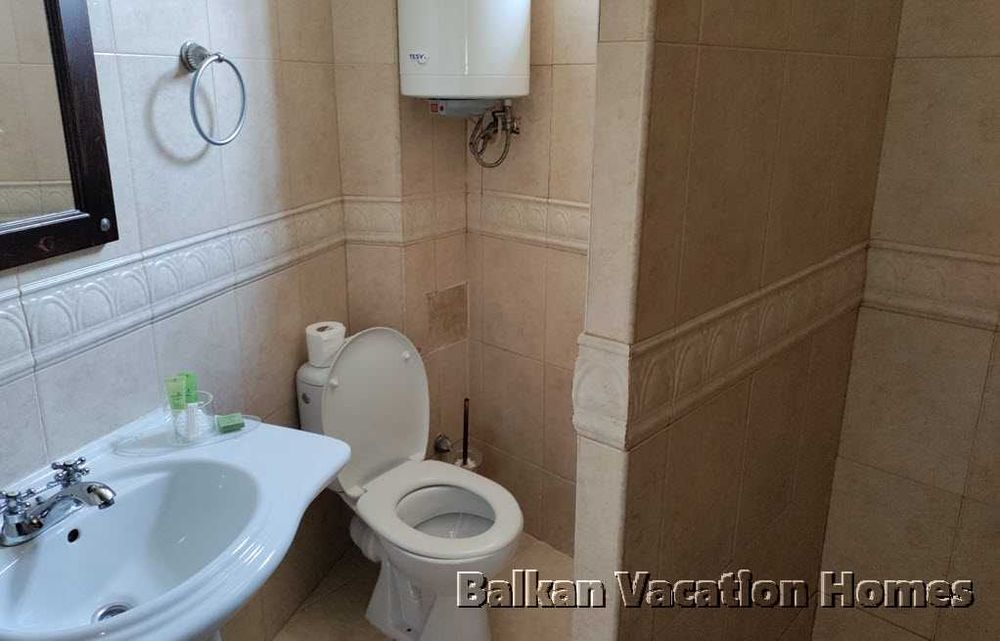 Тристаен апартамент в затворен комплекс до плажа в Обзор