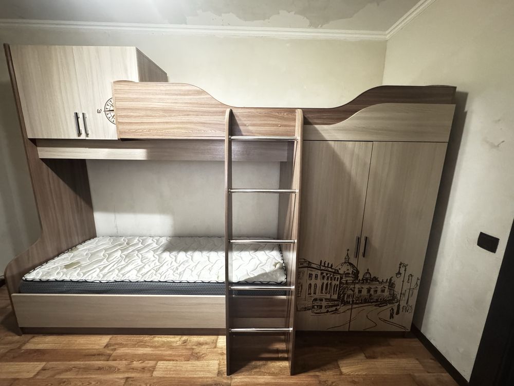Двухярусная кровать и парта