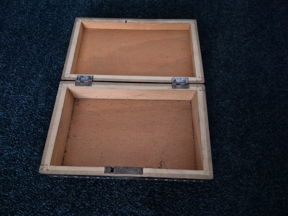 Vând Cutie depozitat bijuteri lemn Model artizanat scluptat de mesteri