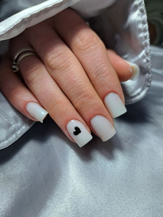 Manichiura -Eleganta si rezistenta la super pret.Manichiură cu gel. Se