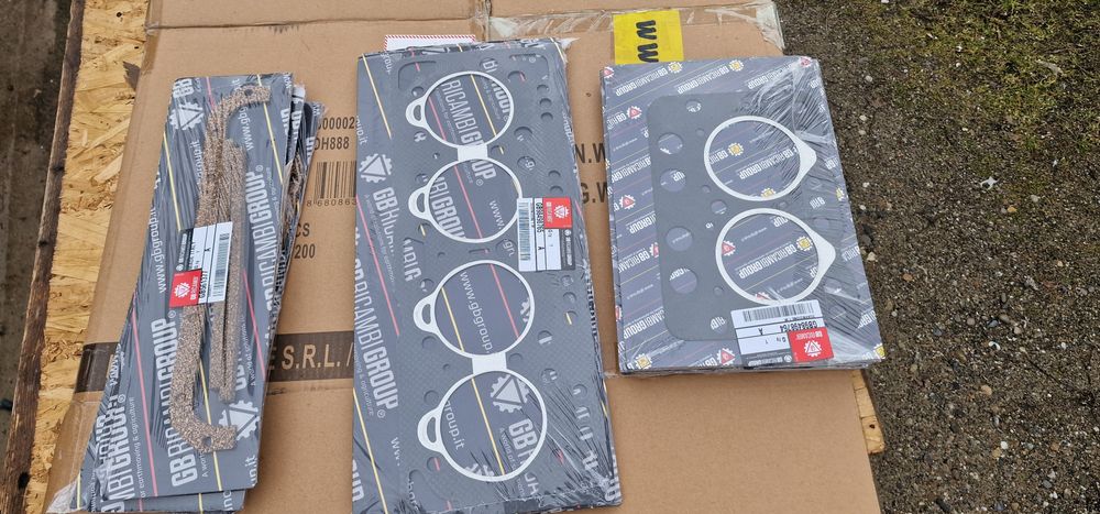 Garnitura chiulasa pe original zzfiat 411.415 preț 155 lei Garnitura c