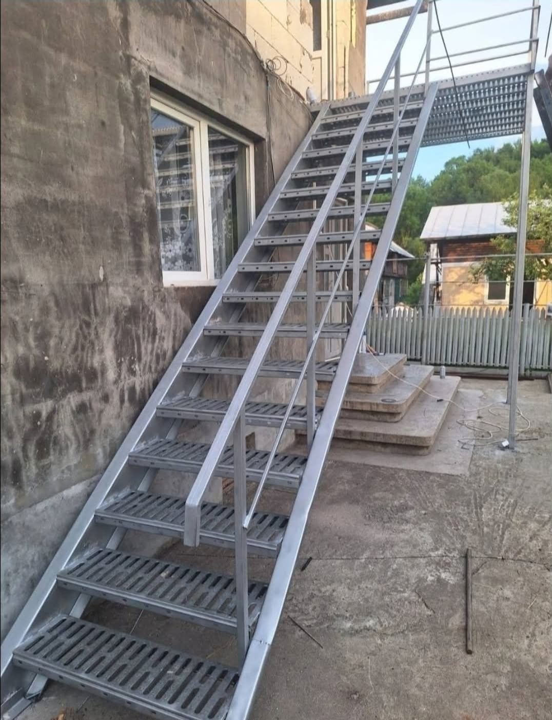 Scări de exterior la schimb cu un atv