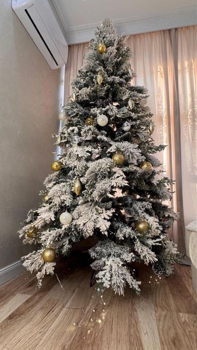 Красивая снежная ёлка  высата 240 см