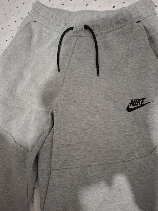 Vând Nike Tech Fleece