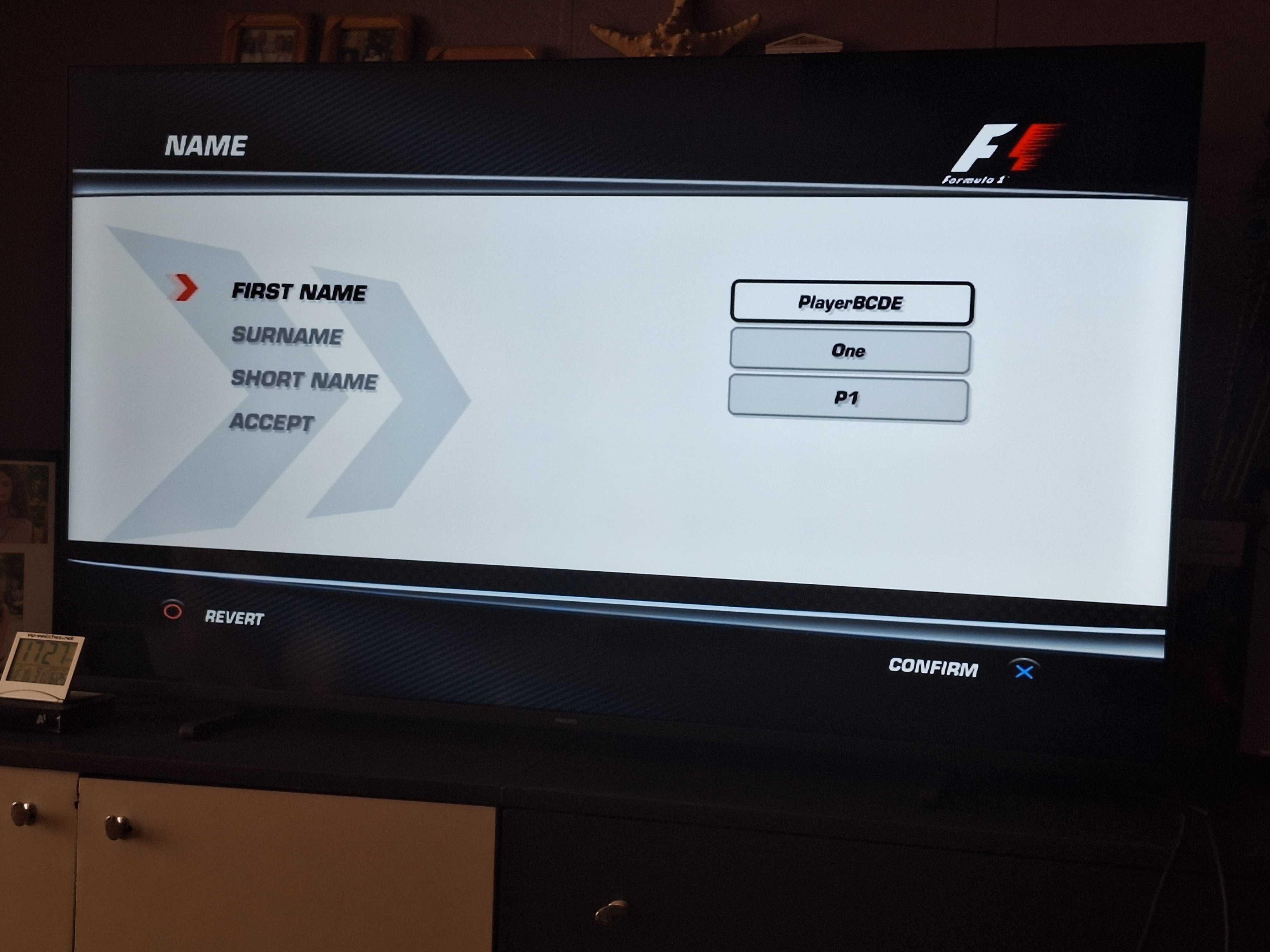 PS3 конзола, два контролера и три игри