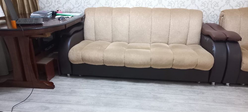 Продам комплект мягкой мебели: диван + кресло.