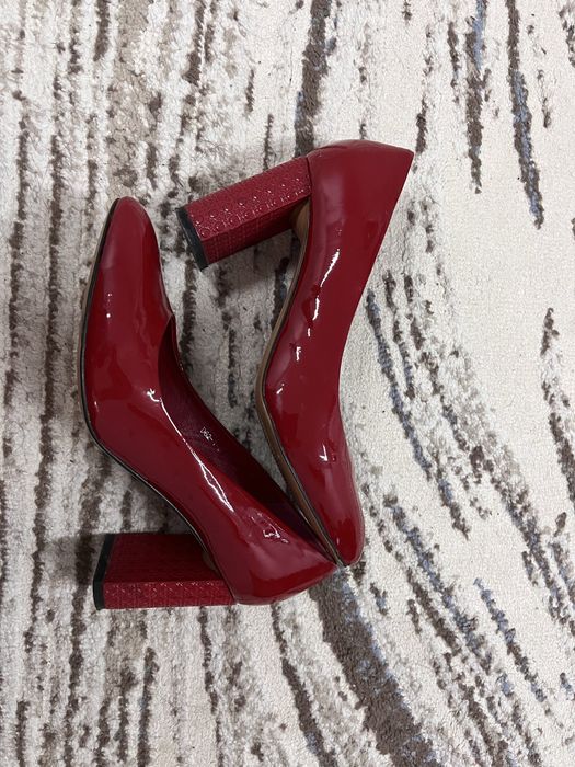 Красные классические туфли