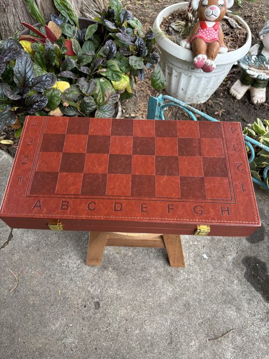 Шах+табла в кожена кутия с дървени фигури