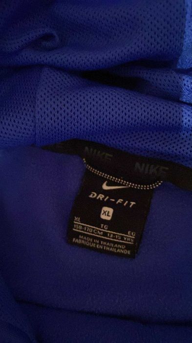Продавам син свеж цвят суитчър Нике / Nike само за 29.99 лв