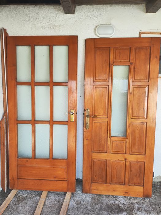 Ușa dublă din lemn de brad