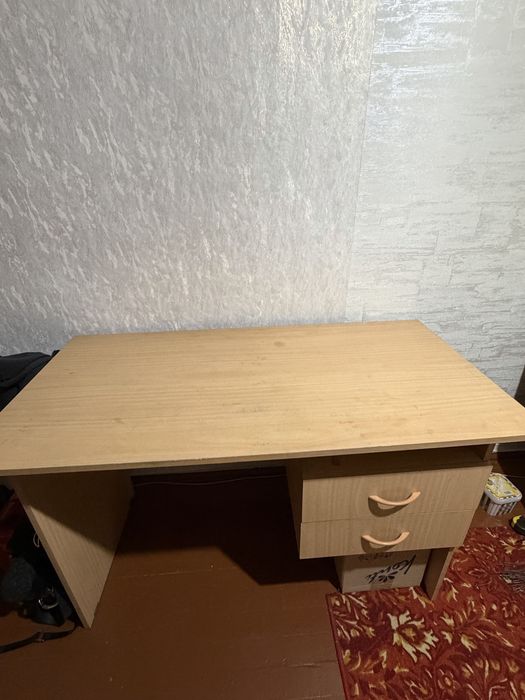 Письменный стол с задвижками