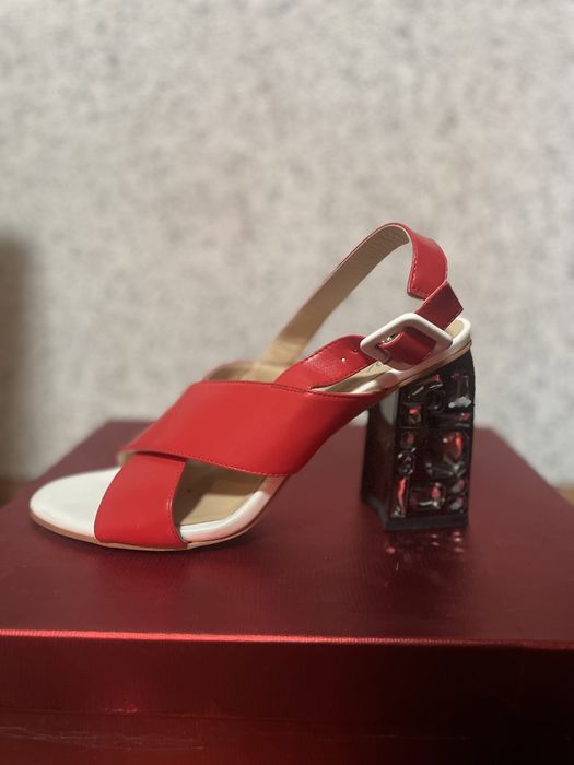 Туфли ,босоножки ,красные ,каблук из камней