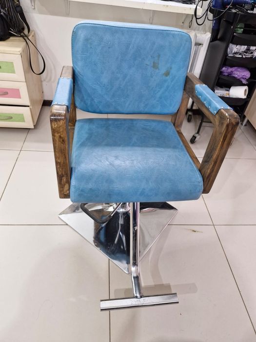 Продам кресло парикмахерское