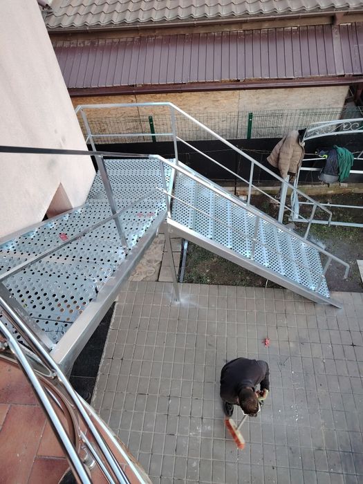 Confectionam scarii metalice zincate exterioare și pentru incendii , p