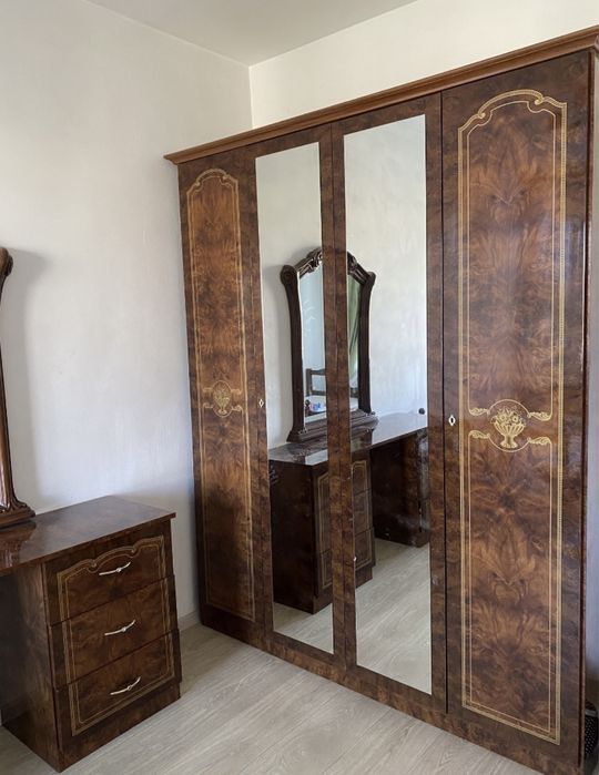 Продам   шкаф и туалетный столик кровать