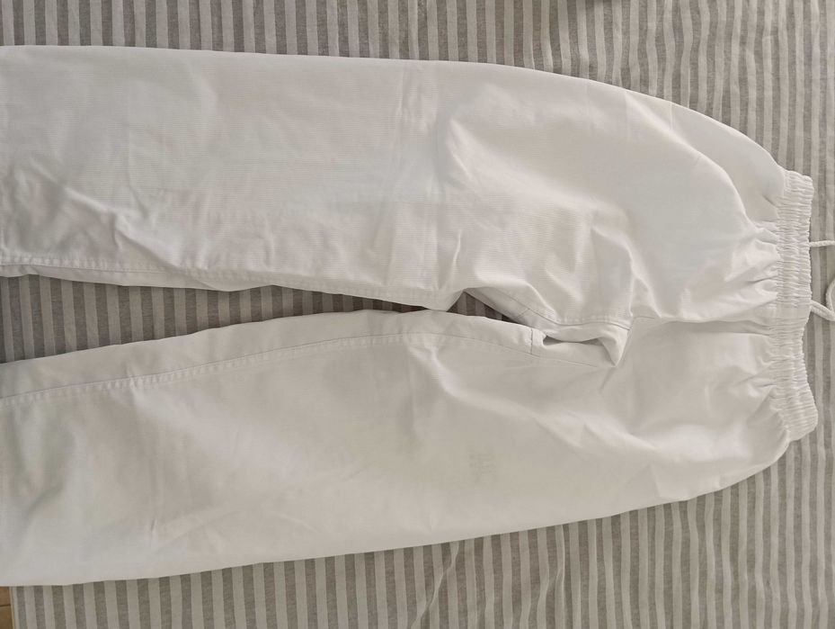 Продавам нагръдник и екип за таекуондо