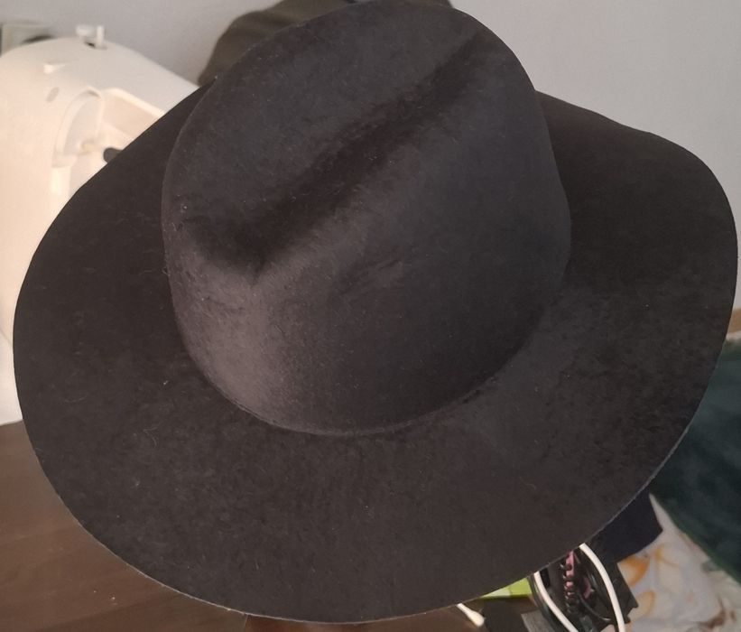 Стильная чёрная шляпа из мягкого фетра.
Широкие поля, классическая фор
