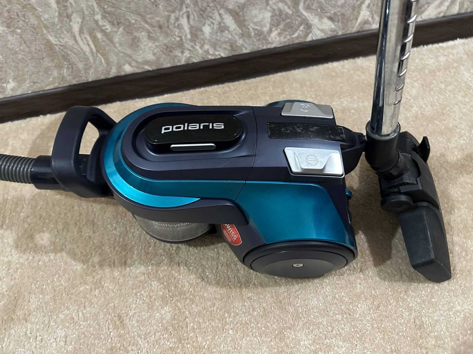 Пылесос Поларис в отличном состоянии на пульте управления