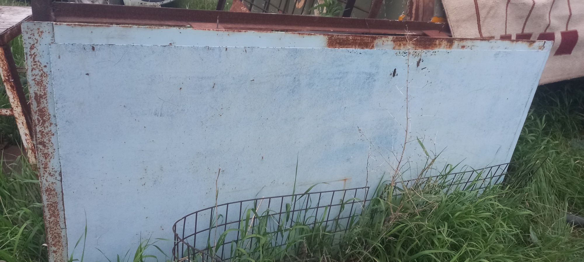Продам металлическую дверь