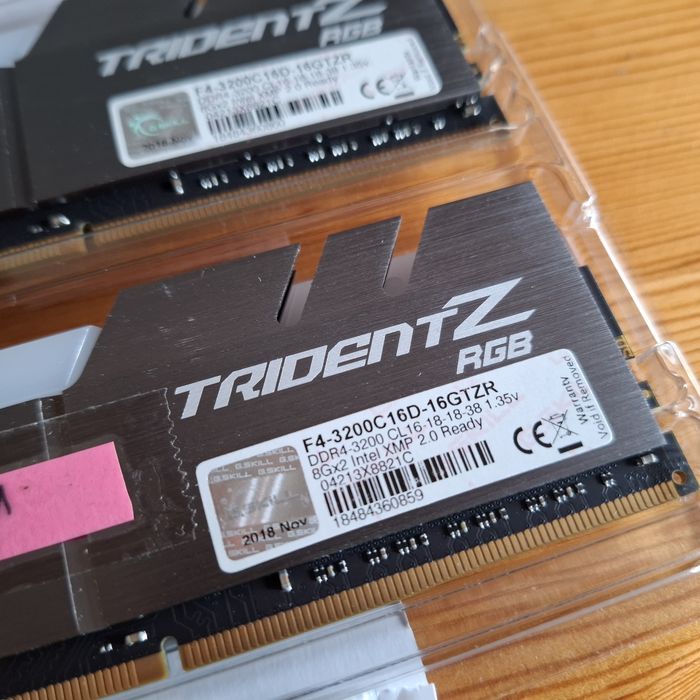 Рам Памет 2х8GB 3200MHz (Само 1 Работеща)