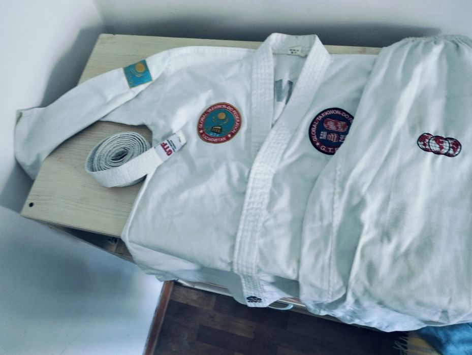 Продам спортивный костюм Тхеиквондо