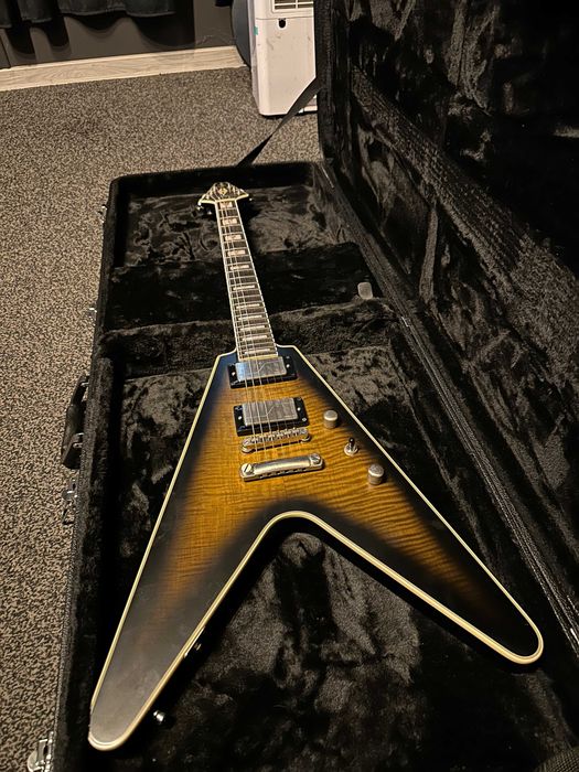 Китара Epiphone fliyng V Prophecy и твърд кейс Gator