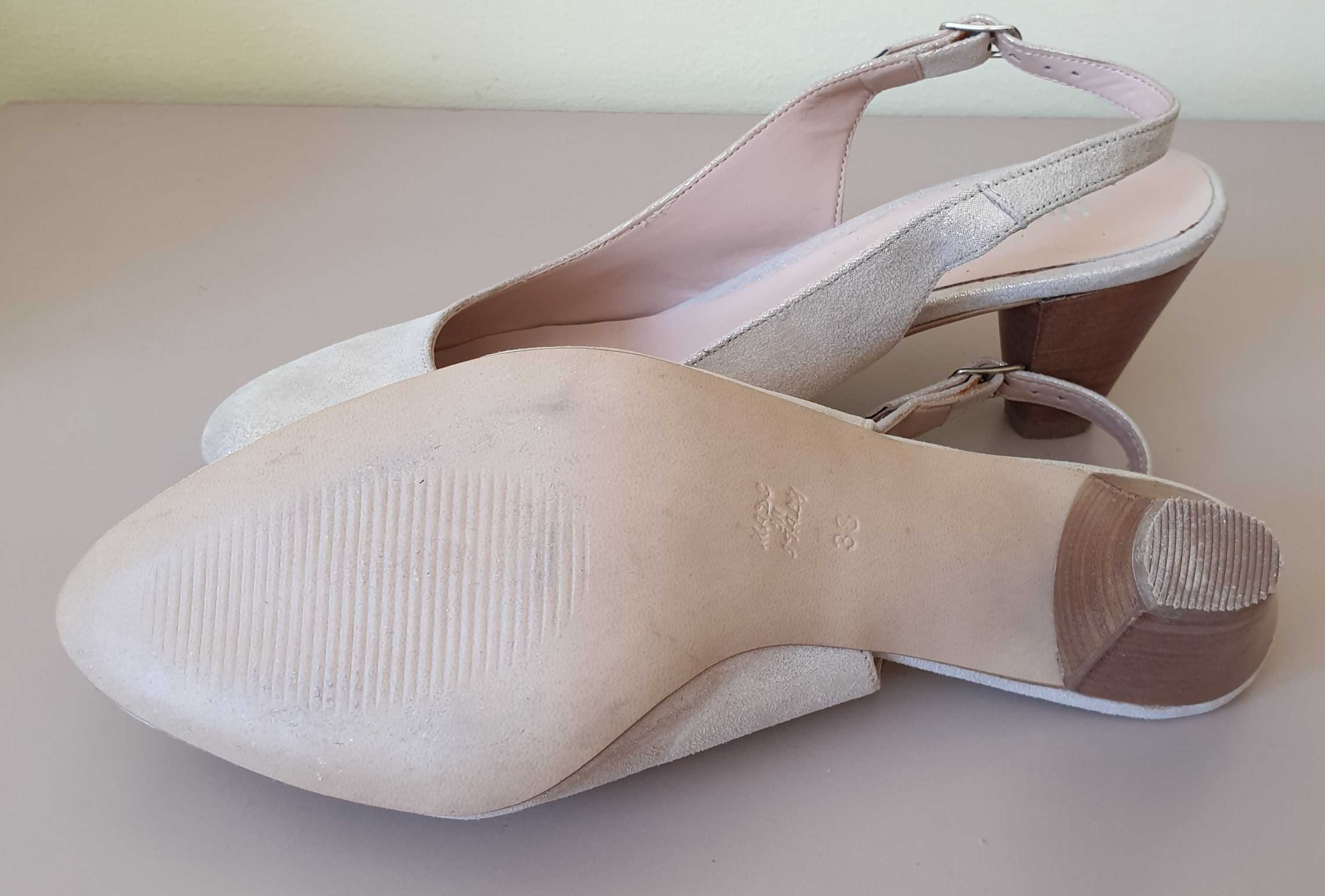 Hush Puppies eлегантни обувки със златист ефект.