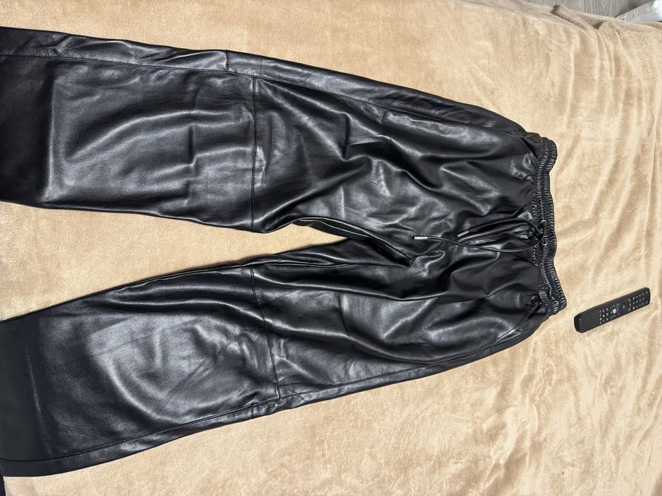 Дамски панталон ,кожен Guess