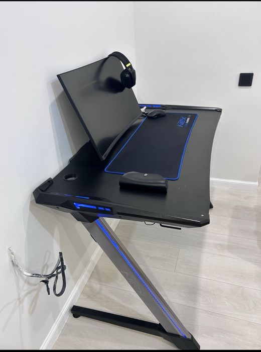 Продаю Компьютерный стол , игровой