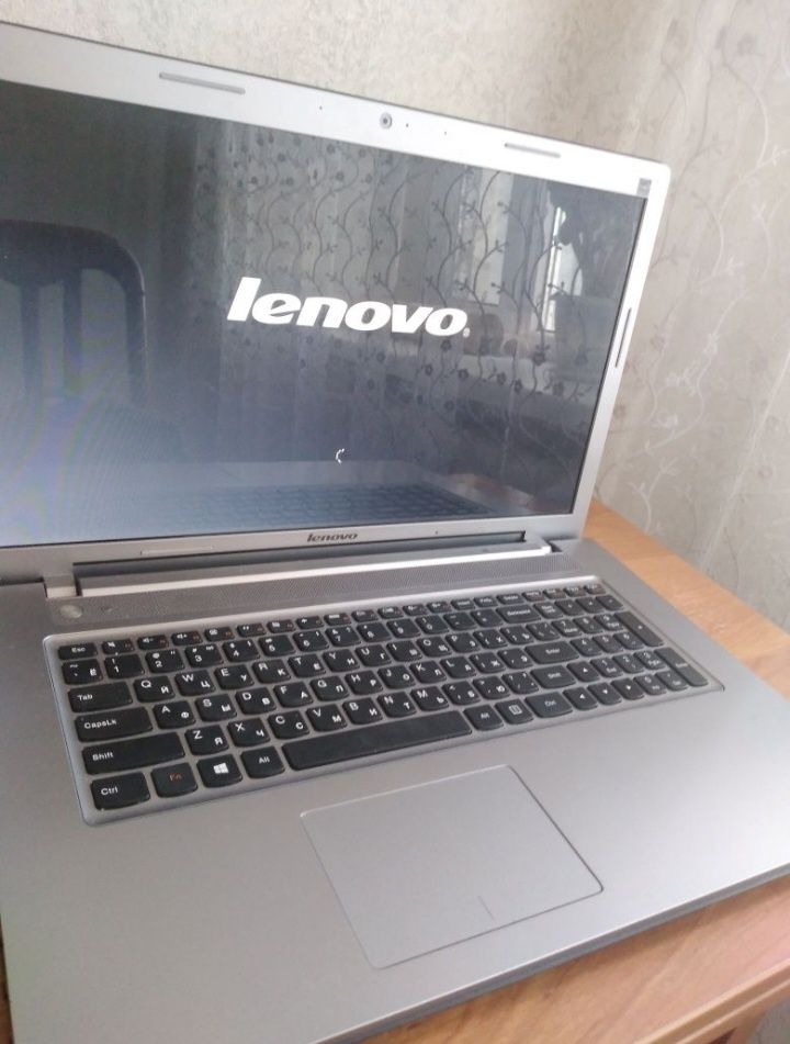 срочно Ноутбук Lenovo IdeaPad Z710 черный